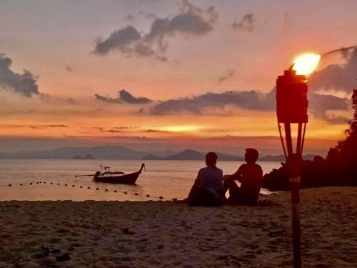 LINE ALBUM เกาะห้องซันเซท 221225 8